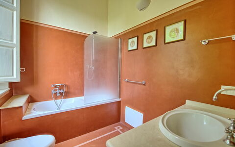 Villa Fiamma: Håndvask, Tap, Sanitærarmatur, Ejendom, Spejl, Badeværelsesvask, Badekar, Badeværelse, Indretning, Arkitektur