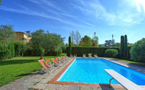 Villa Fiamma: Sky, Plante, Vand, Himmel, Ejendom, Svømmepøl, Azure, Træ, Krop Af Vand, Skygge