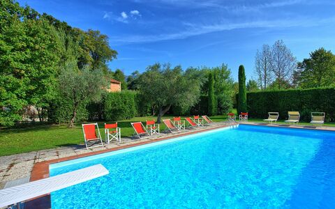Villa Fiamma: Vand, Plante, Himmel, Ejendom, Svømmepøl, Blå, Træ, Grøn, Azure, Rektangel