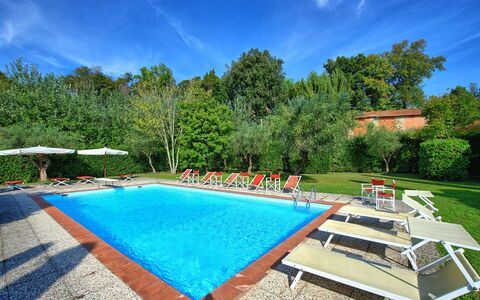 Villa Fiamma: Vand, Himmel, Sky, Ejendom, Plante, Svømmepøl, Azure, Rektangel, Skygge, Stol