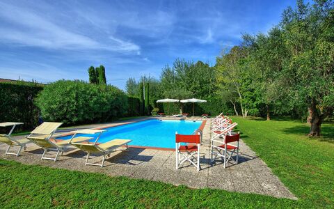 Villa Fiamma: Sky, Plante, Himmel, Møbel, Vand, Svømmepøl, Paraply, Udendørs Møbler, Skygge, Træ