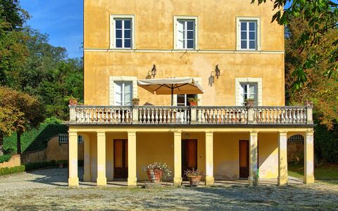 Villa Fiamma: Himmel, Plante, Bygning, Vindue, Sky, Træ, Hus, Træ, Græs, Veranda