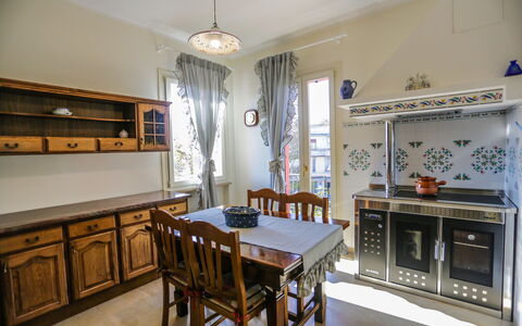 Antonietta: Værelse, Ejendom, Møbel, Bygning, Ejendom, Indretning, Hus, Hjem, Køkken, Cabinetry