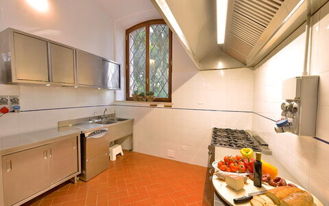 Villa Rocchi: Countertop, Værelse, Ejendom, Køkken, Indretning, Cabinetry, Loft, Møbel, Etage, Bygning