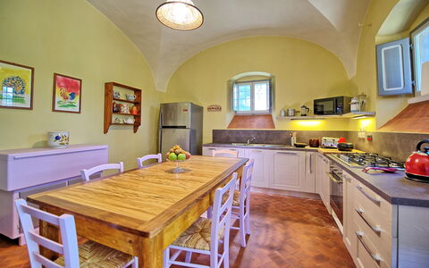 Villa Marietta: Countertop, Værelse, Møbel, Ejendom, Bygning, Køkken, Gul, Indretning, Loft, Cabinetry