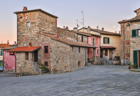 La Miccia: Stad, Kvarter, Ejendom, Bygning, Gade, Himmel, Hus, Landsby, Menneskelig Bosættelse, Vej