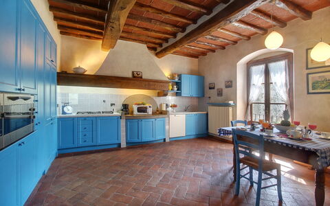 Villa Lucolena: Countertop, Værelse, Bygning, Ejendom, Køkken, Møbel, Etage, Loft, Indretning, Hus