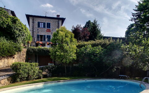 Villa Lucolena: Ejendom, Vand, Hus, Svømmepøl, Ejendom, Hjem, Himmel, Fritid, Ferie, Boligområde