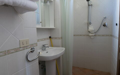 Il Palazzetto: Badeværelse, Ejendom, Værelse, Sanitærarmatur, Toilet, Væg, Toiletbræt, Flise, Arkitektur, Bygning