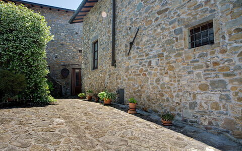 Il Palazzetto: Ejendom, Cobblestone, Væg, Stenmur, Hus, Bygning, Gårdsplads, Vejbelægning, Arkitektur, Gulvbelægning