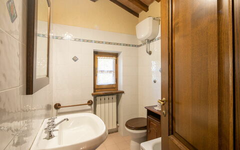 Villa Del Colle: Spejl, Sanitærarmatur, Tap, Ejendom, Bygning, Badekar, Håndvask, Badeværelse, Træ, Indretning