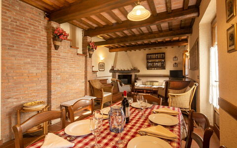Villa Del Colle: Bord, Møbel, Ejendom, Bordservice, Stol, Indretning, Bygning, Belysning, Ejendom, Træ