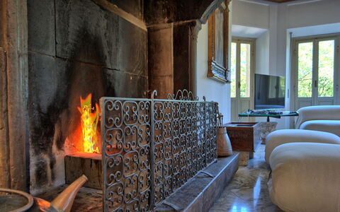 Il Poggio Di Patrignone: Hearth, Ildsted, Værelse, Bygning, Varme, Indretning, Møbel