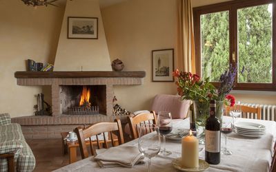 Loggia Cappella 1: Værelse, Ejendom, Stue, Indretning, Møbel, Hjem, Hus, Bord, Bygning, Ildsted