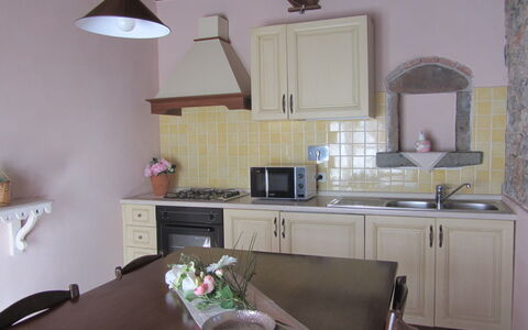 Villa Di Seripa: Cabinetry, Countertop, Spejl, Ejendom, Møbel, Bygning, Håndvask, Skuffe, Træ, Køkken