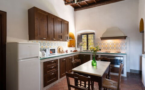Villa Sieve: Møbel, Indretning, Køkken, Gulvbelægning, Træ, Countertop, Køkken Apparat, Loft, Cabinetry, Etage
