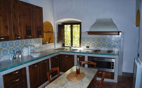 Villa Sieve: Countertop, Værelse, Køkken, Møbel, Cabinetry, Ejendom, Bygning, Indretning, Komfur, Hus