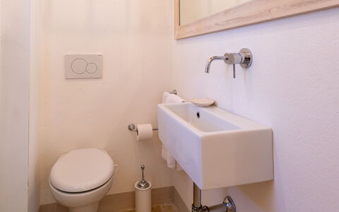 Villa Melinda: Badeværelse, Tap, Ejendom, Badeværelsesvask, Sanitærarmatur, Værelse, Håndvask, Væg, Arkitektur, Toilet