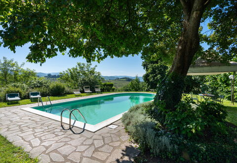 La Forra: Vand, Plante, Svømmepøl, Himmel, Azure, Træ, Skygge, Udendørs Møbler, Hus, Fritid