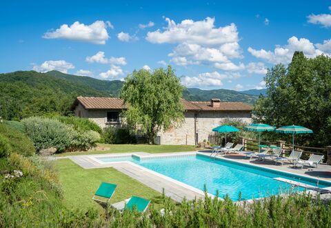 Podere Schignano: Plante, Sky, Vand, Himmel, Møbel, Bygning, Svømmepøl, Grøn, Træ, Arkitektur