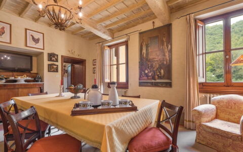Villa Paola: Værelse, Ejendom, Bygning, Møbel, Indretning, Loft, Spisestue, Bord, Hjem, Stue