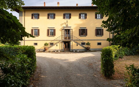 Villa Paola: Boligområde, Hjem, Dør, Estate, Gård, Lawn, Have, Hacienda, Landscaping, Villa