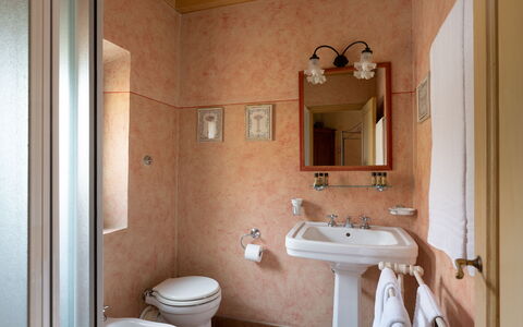 Villa Paola: Badeværelsesvask, Badeværelse, Sanitærarmatur, Væg, Håndvask, Indretning, Tap, Gulvbelægning, Vvs, Etage