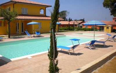 Scarlino Summer Village: Ejendom, Svømmepøl, Udvej, Hus, Bygning, Ejendom, Lejlighed, Villa, Fritid, Ferie