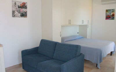 Monolocale con Piccolo Terrazzo 111: Møbel, Værelse, Ejendom, Etage, Couch, Indretning, Bygning, Sofa Seng, Stue, Komfort