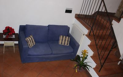 Soppalco: Møbel, Etage, Værelse, Couch, Ejendom, Stue, Hårdttræ, Indretning, Futon, Sofa