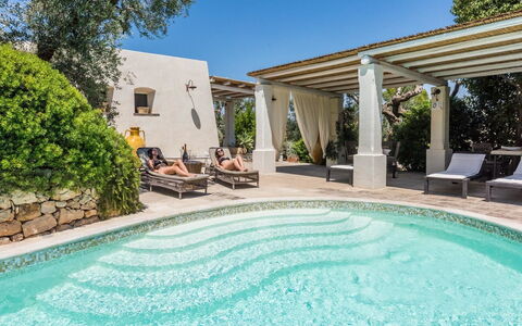 Salento Luxury Retreat: Vand, Plante, Ejendom, Møbel, Svømmepøl, Himmel, Stol, Azure, Træ, Udendørs Møbler