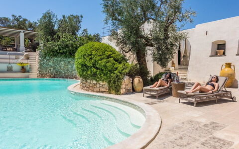 Salento Luxury Retreat: Vand, Himmel, Plante, Azure, Svømmepøl, Udendørs Møbler, Træ, Fritid, Ejendom, Landskab