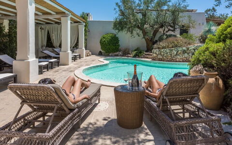 Salento Luxury Retreat: Vand, Plante, Svømmepøl, Azure, Himmel, Udendørs Møbler, Indretning, Fritid, Træ, Boligområde