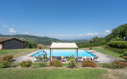 Villa La Terrazza: Naturlige Landskab, Svømmepøl, Ejendom, Vandressourcer, Himmel, Hus, Hill Station, Græs, Ferie, Land Lot