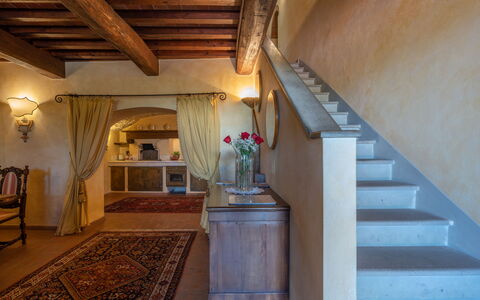 Villa La Terrazza: Ejendom, Værelse, Bygning, Indretning, Hus, Trappe, Bjælke, Loft, Etage, Ejendom