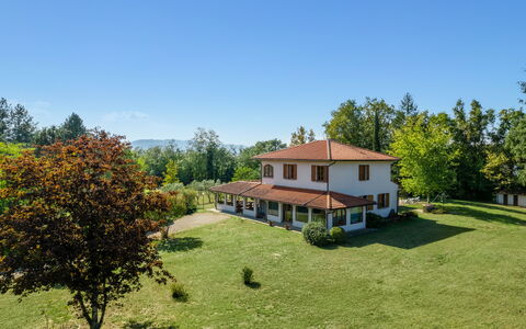 Villa Cinzia: Himmel, Plante, Ejendom, Bygning, Vindue, Træ, Naturligt Miljø, Naturlige Landskab, Hus, Land Lot