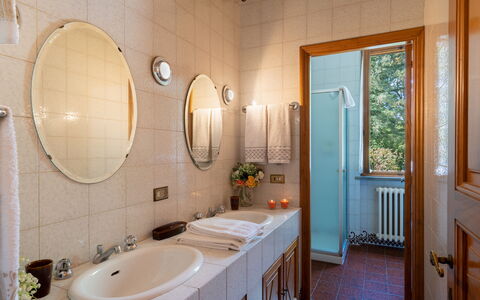 Villa Cinzia: Spejl, Tap, Sanitærarmatur, Håndvask, Badeværelsesvask, Badeværelse, Indretning, Belysning, Arkitektur