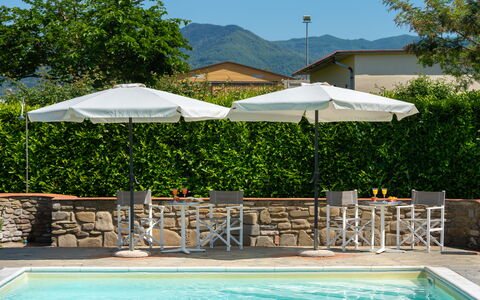 Villa Del Borgo: Paraply, Udendørs Møbler, Møbel, Skygge, Svømmepøl, Stol, Udendørs Bord, Udvej, Eco Hotel, Liggestol