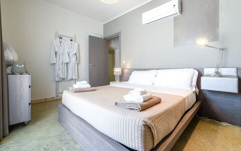Trulli Itaka: Soveværelse, Seng, Møbel, Værelse, Ejendom, Madras, Sengetøj, Bed Frame, Indretning, Etage