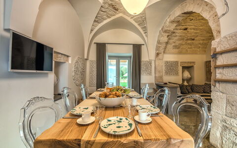Trulli Itaka: Værelse, Bord, Indretning, Ejendom, Spisestue, Restaurant, Gul, Arkitektur, Arch, Bygning