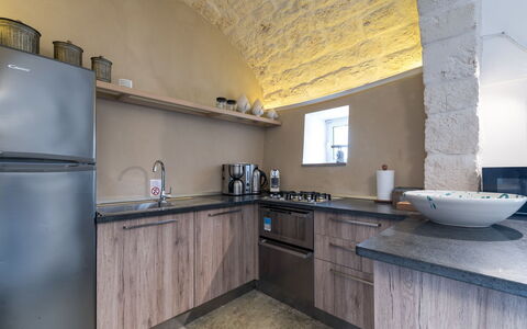 Trulli Itaka: Ejendom, Værelse, Countertop, Køkken, Bygning, Indretning, Møbel, Gul, Etage, Cabinetry