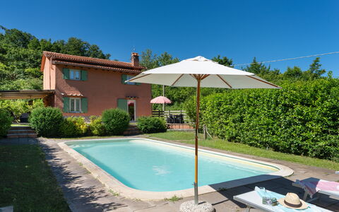 Villa Il Nido: Vand, Plante, Himmel, Ejendom, Bygning, Azure, Skygge, Svømmepøl, Træ, Land Lot