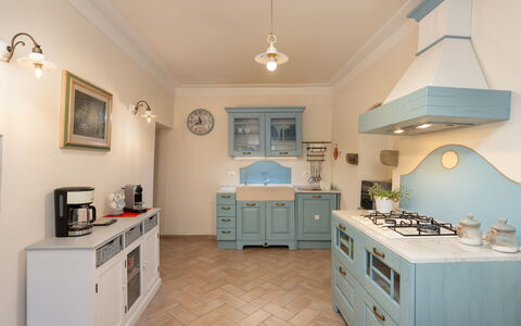 Villa Il Nido: Cabinetry, Ejendom, Møbel, Countertop, Blå, Skuffe, Træ, Billedramme, Køkken, Belysning