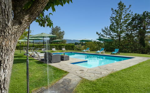 Villa La Collina: Vand, Plante, Himmel, Svømmepøl, Azure, Skygge, Træ, Bygning, Udendørs Møbler, Land Lot