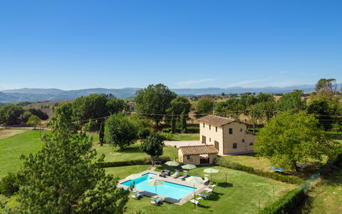 Villa La Collina: Himmel, Plante, Ejendom, Bygning, Træ, Azure, Svømmepøl, Naturlige Landskab, Land Lot, Boligområde