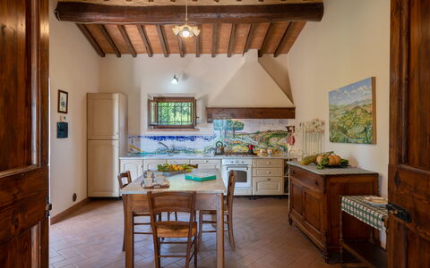 Villa La Collina: Cabinetry, Bord, Møbel, Ejendom, Countertop, Stol, Træ, Køkken, Indretning, Skuffe