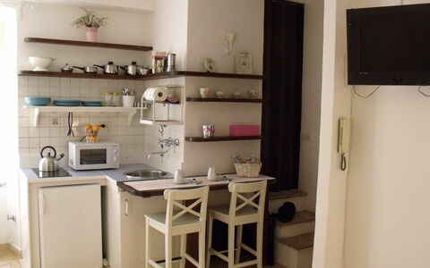 Studio Moremi': Ejendom, Hylde, Bord, Reoler, Træ, Skrivebord, Countertop, Cabinetry, Indretning