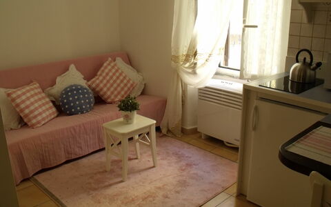 Studio Moremi': Bord, Møbel, Ejendom, Couch, Vindue, Plante, Bygning, Stueplante, Træ, Komfort