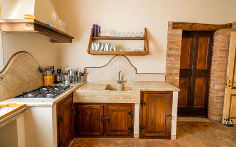 Agriturismo Il Molinello: Cabinetry, Countertop, Møbel, Bygning, Skuffe, Træ, Indretning, Køkken, Dør, Etage