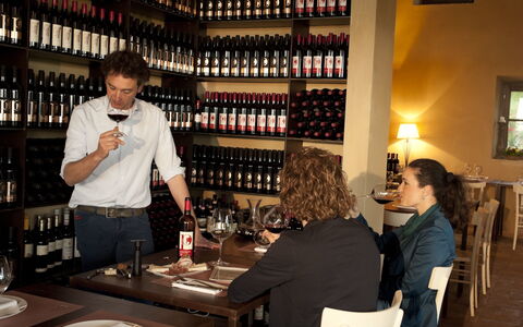 Villa Mandorlo: Bord, Bordservice, Flaske, Hylde, Vin, Barware, Drinkware, Stol